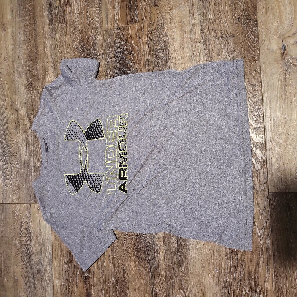 Under Armour Tshirt - youth medium